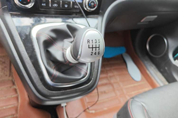 Used Haval H6 2015 Upgraded Model 1.5T Manual Two-Wheel Drive Elite Version Gear Lever