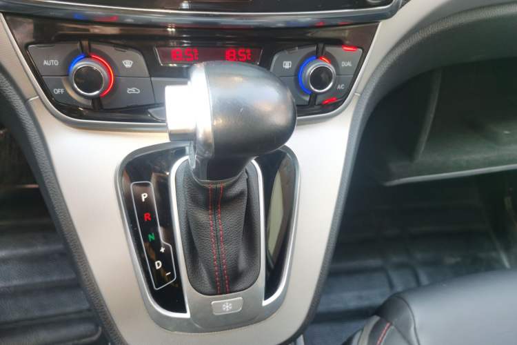 Used Haval H6 2015 Sport Edition 1.5T Automatic Two-Wheel Drive Luxury Model Gear Lever