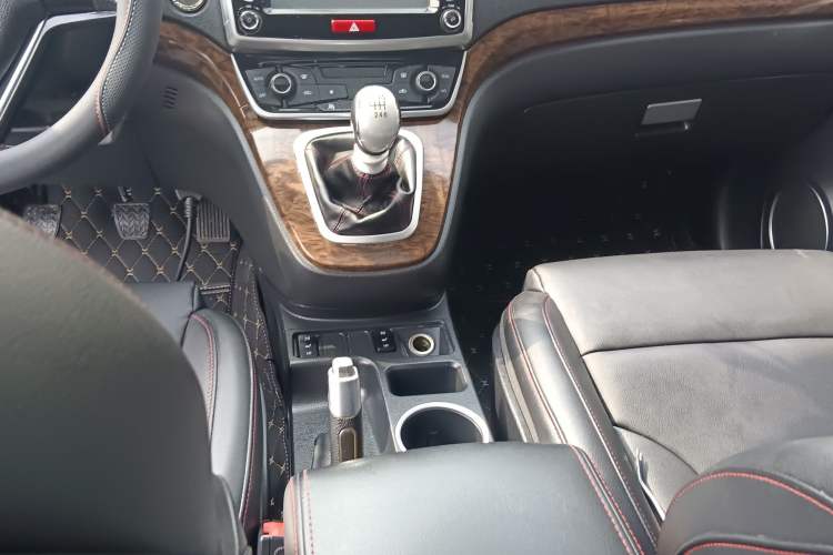 Used Haval H6 2015 Revised Version Sport Edition 1.5T Manual Transmission Two-Wheel Drive Elite Grade Gear Lever