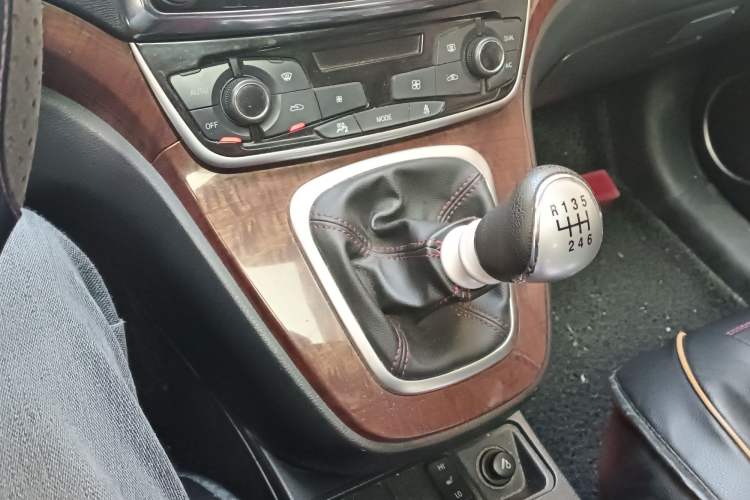 Used Haval H6 2015 Revised Version Sport Edition 1.5T Manual Transmission Two-Wheel Drive Elite Grade Gear Lever
