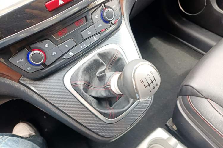Used Haval H6 2015 Sport Edition 1.5T Manual Two-Wheel Drive Elite Model Gear Lever