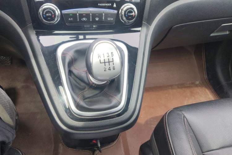 Used Haval H6 2015 Upgraded Model 1.5T Manual Two-Wheel Drive Elite Version Gear Lever