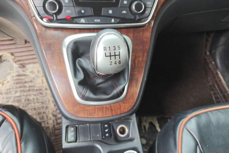 Used Haval H6 2015 Revised Version Sport Edition 1.5T Manual Transmission Two-Wheel Drive Elite Grade Gear Lever