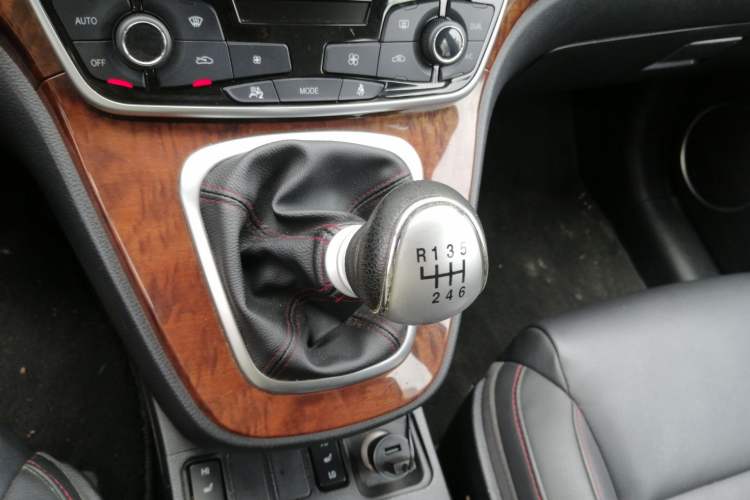 Used Haval H6 2015 Revised Version Sport Edition 1.5T Manual Transmission Two-Wheel Drive Elite Grade Gear Lever