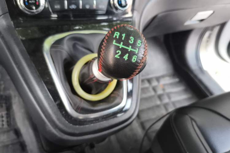 Used Haval H6 2015 Upgraded Model 1.5T Manual Two-Wheel Drive Elite Version Gear Lever