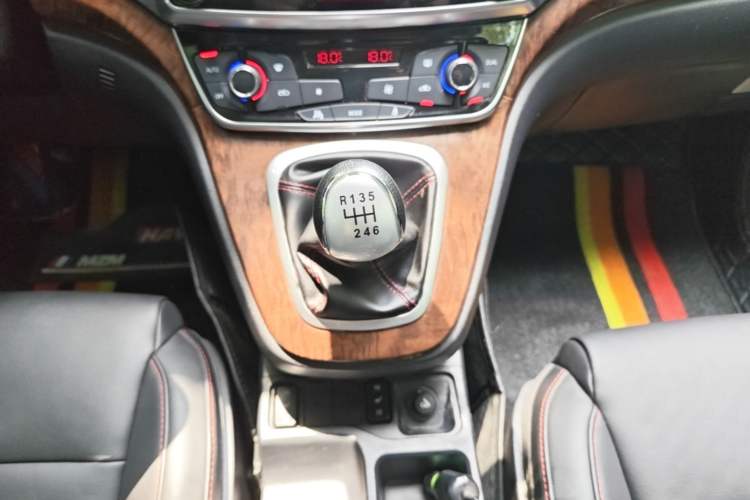 Used Haval H6 2015 Revised Version Sport Edition 1.5T Manual Transmission Two-Wheel Drive Elite Grade Gear Lever