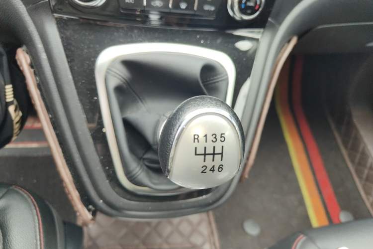 Used Haval H6 2015 Upgraded Model 1.5T Manual Two-Wheel Drive Elite Version Gear Lever