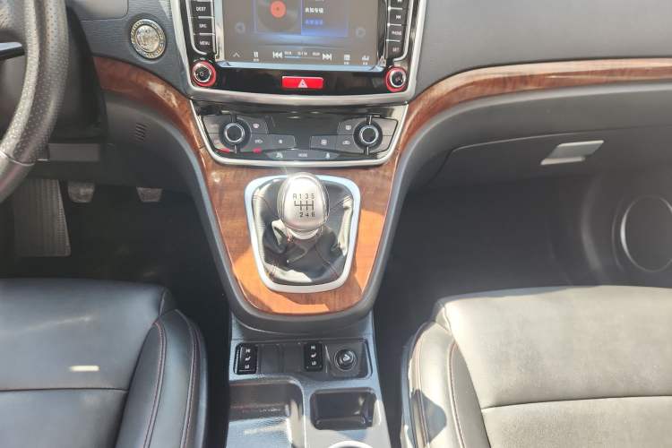 Used Haval H6 2015 Revised Version Sport Edition 1.5T Manual Transmission Two-Wheel Drive Elite Grade Gear Lever