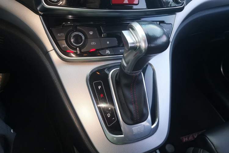 Used Haval H6 2015 Sport Edition 1.5T Automatic Two-Wheel Drive Luxury Model Gear Lever
