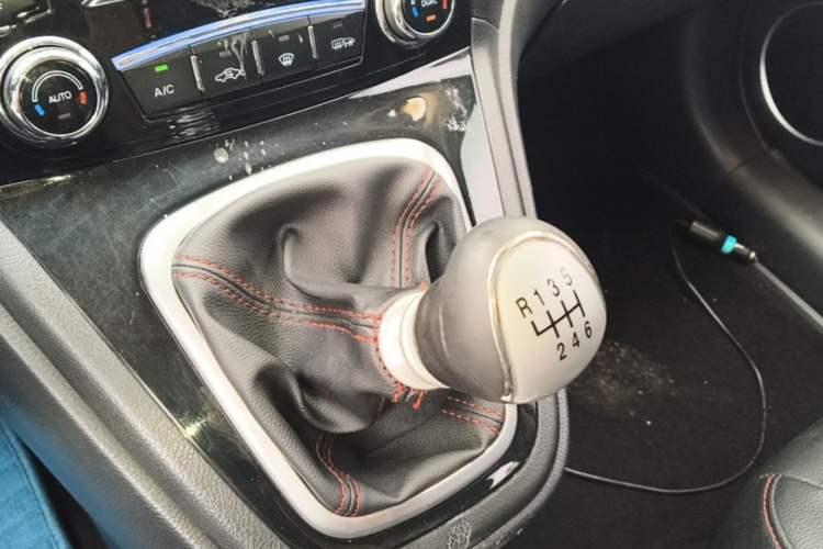 Used Haval H6 2015 Upgraded Model 1.5T Manual Two-Wheel Drive Elite Version Gear Lever