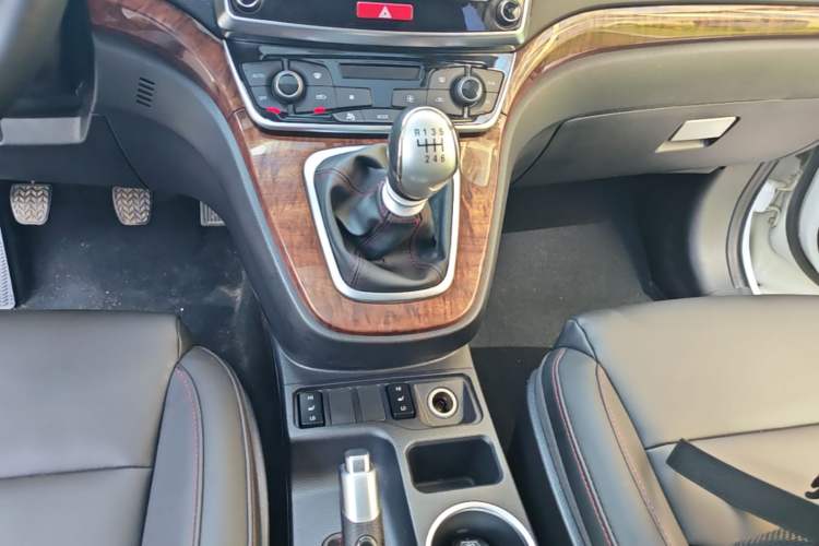 Used Haval H6 2015 Revised Version Sport Edition 1.5T Manual Transmission Two-Wheel Drive Elite Grade Gear Lever
