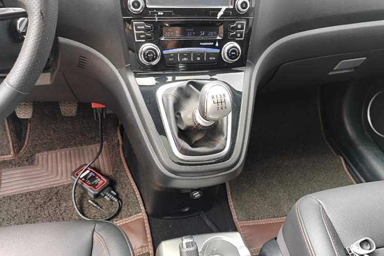 Used Haval H6 2015 Upgraded Model 1.5T Manual Two-Wheel Drive Elite Version Gear Lever