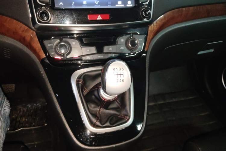 Used Haval H6 2015 Sport Edition 1.5T Manual Two-Wheel Drive Elite Model Gear Lever