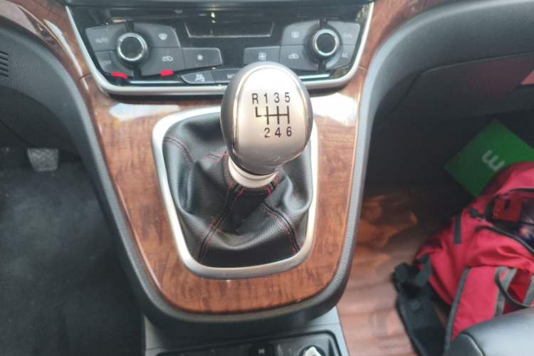 Used Haval H6 2015 Revised Version Sport Edition 1.5T Manual Transmission Two-Wheel Drive Elite Grade Gear Lever