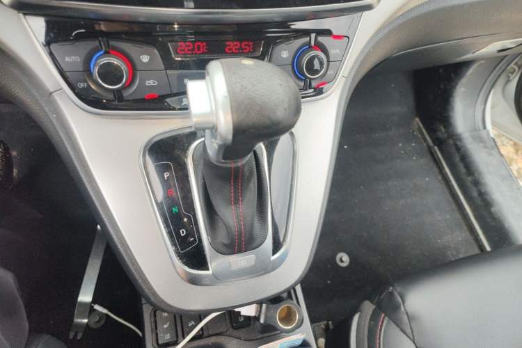 Used Haval H6 2015 Sport Edition 1.5T Automatic Two-Wheel Drive Luxury Model Gear Lever