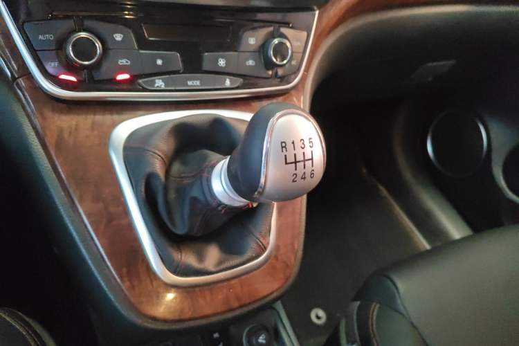 Used Haval H6 2015 Revised Version Sport Edition 1.5T Manual Transmission Two-Wheel Drive Elite Grade Gear Lever