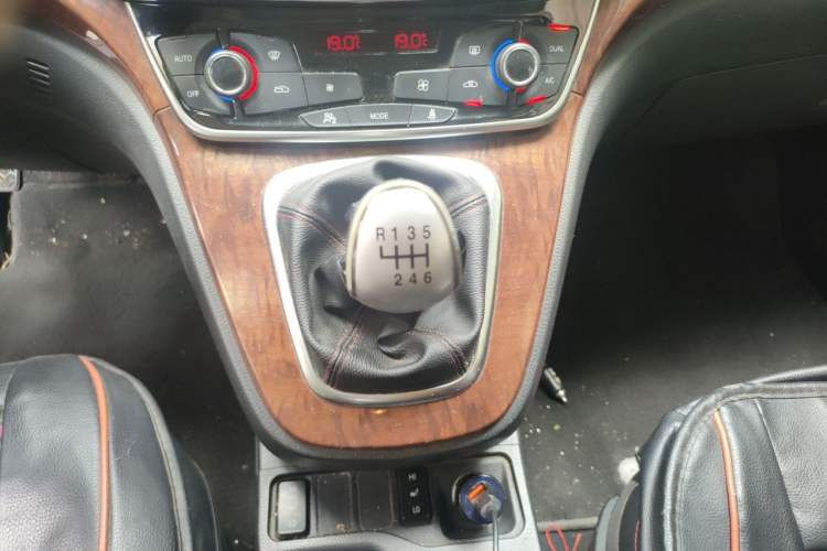 Used Haval H6 2015 Revised Version Sport Edition 1.5T Manual Transmission Two-Wheel Drive Elite Grade Gear Lever