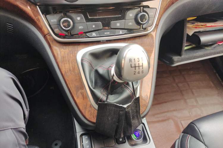 Used Haval H6 2015 Sport Edition 1.5T Manual Two-Wheel Drive Elite Model Gear Lever