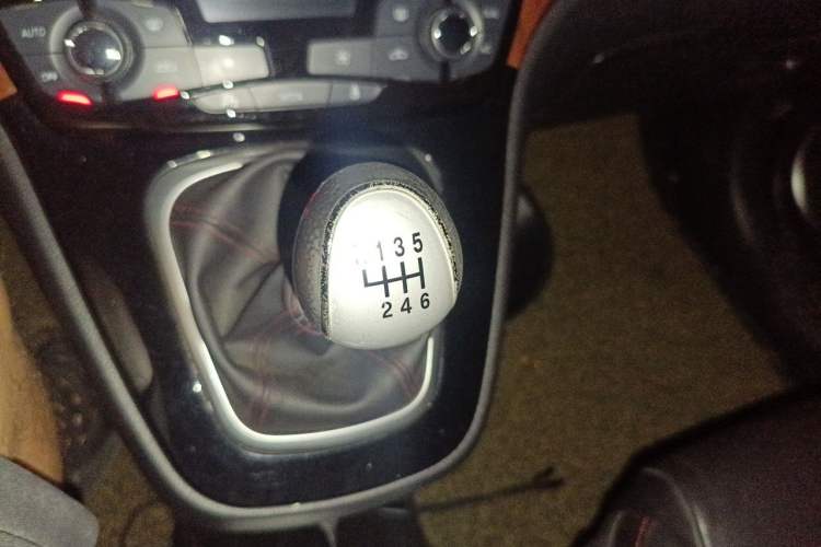 Used Haval H6 2015 Sport Edition 1.5T Manual Two-Wheel Drive Elite Model Gear Lever