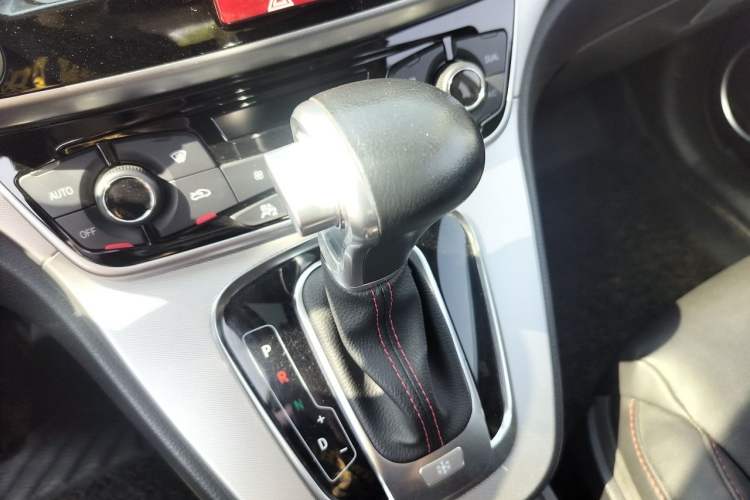 Used Haval H6 2015 Sport Edition 1.5T Automatic Two-Wheel Drive Luxury Model Gear Lever