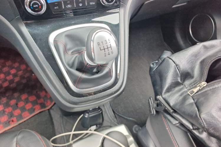 Used Haval H6 2015 Upgraded Model 1.5T Manual Two-Wheel Drive Elite Version Gear Lever