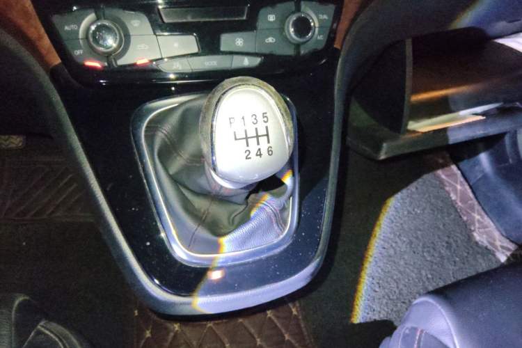 Used Haval H6 2015 Upgraded Model 1.5T Manual Two-Wheel Drive Elite Version Gear Lever