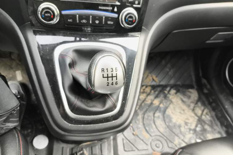Used Haval H6 2015 Upgraded Model 1.5T Manual Two-Wheel Drive Elite Version Gear Lever