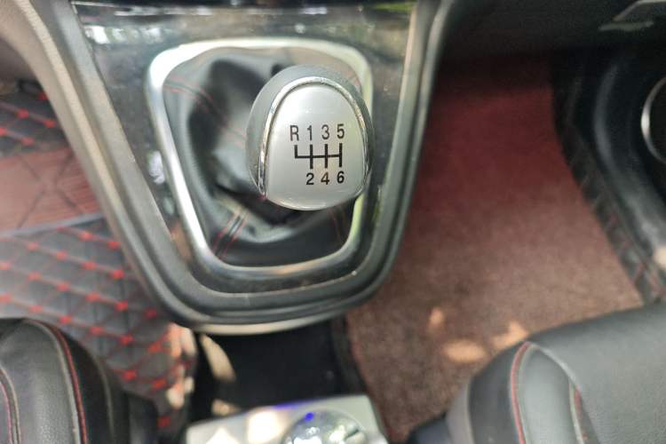 Used Haval H6 2015 Upgraded Model 1.5T Manual Two-Wheel Drive Elite Version Gear Lever