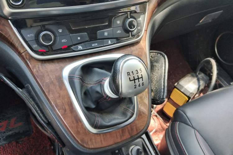 Used Haval H6 2015 Revised Version Sport Edition 1.5T Manual Transmission Two-Wheel Drive Elite Grade Gear Lever