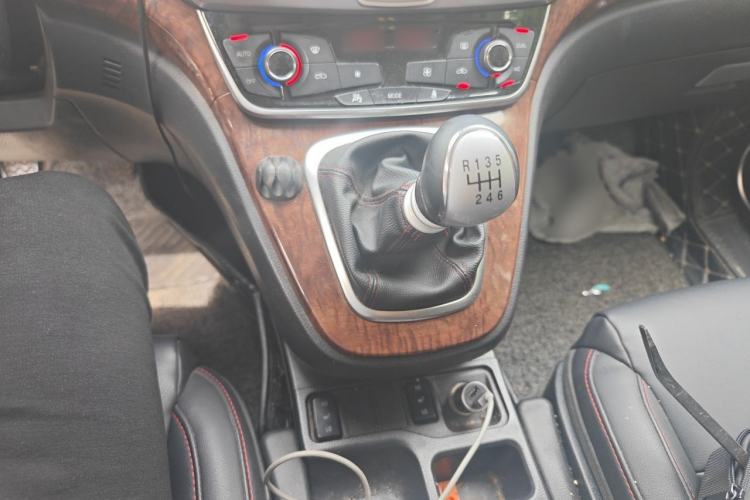 Used Haval H6 2015 Revised Version Sport Edition 1.5T Manual Transmission Two-Wheel Drive Elite Grade Gear Lever