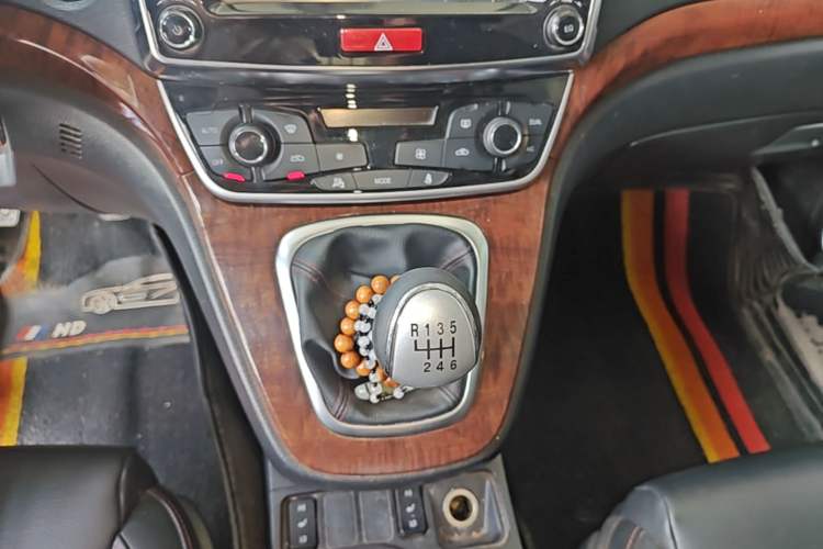 Used Haval H6 2015 Revised Version Sport Edition 1.5T Manual Transmission Two-Wheel Drive Elite Grade Gear Lever