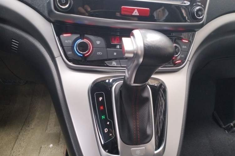 Used Haval H6 2015 Sport Edition 1.5T Automatic Two-Wheel Drive Luxury Model Gear Lever