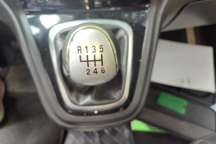 Used Haval H6 2015 Upgraded Model 1.5T Manual Two-Wheel Drive Elite Version Gear Lever