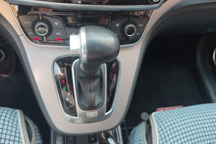 Used Haval H6 2015 Sport Edition 1.5T Automatic Two-Wheel Drive Luxury Model Gear Lever