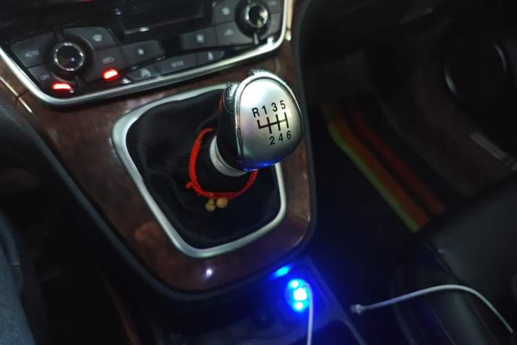 Used Haval H6 2015 Revised Version Sport Edition 1.5T Manual Transmission Two-Wheel Drive Elite Grade Gear Lever