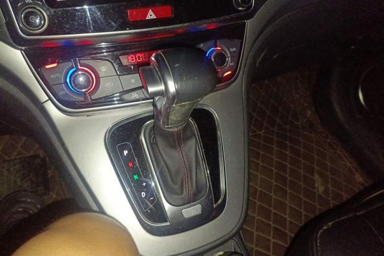 Used Haval H6 2015 Sport Edition 1.5T Automatic Two-Wheel Drive Luxury Model Gear Lever