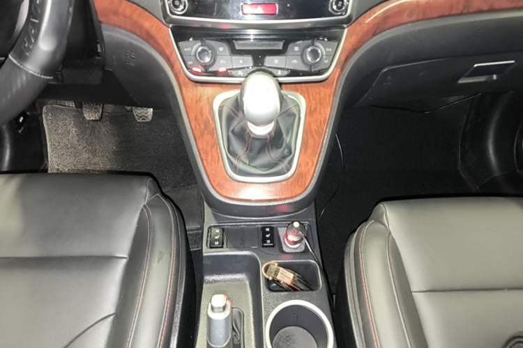 Used Haval H6 2015 Revised Version Sport Edition 1.5T Manual Transmission Two-Wheel Drive Elite Grade Gear Lever