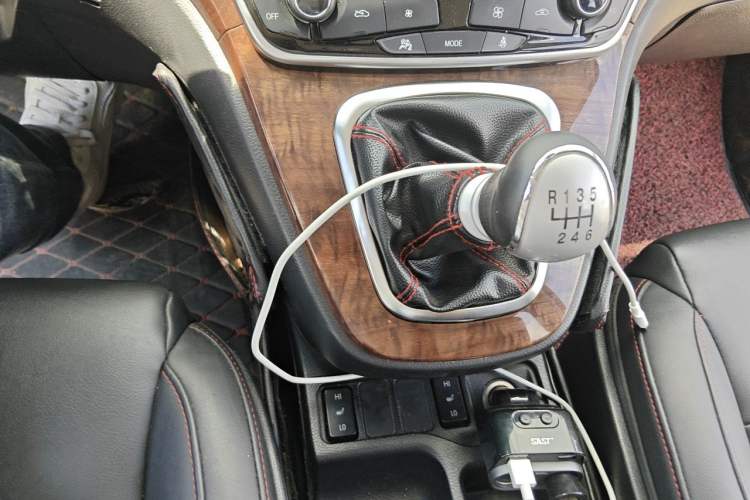Used Haval H6 2015 Revised Version Sport Edition 1.5T Manual Transmission Two-Wheel Drive Elite Grade Gear Lever