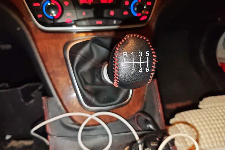 Used Haval H6 2015 Revised Version Sport Edition 1.5T Manual Transmission Two-Wheel Drive Elite Grade Gear Lever
