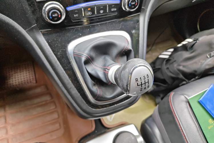 Used Haval H6 2015 Upgraded Model 1.5T Manual Two-Wheel Drive Elite Version Gear Lever