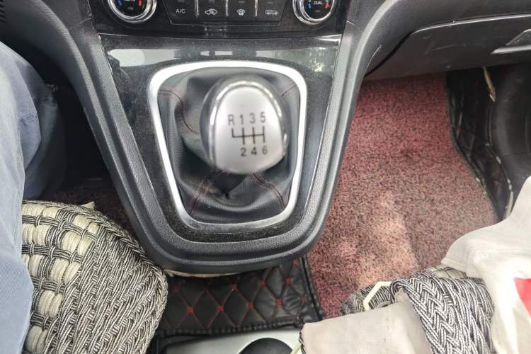 Used Haval H6 2015 Upgraded Model 1.5T Manual Two-Wheel Drive Elite Version Gear Lever