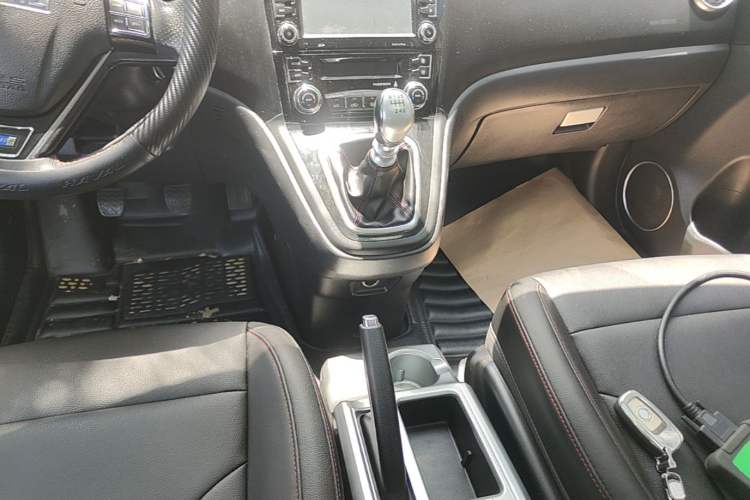 Used Haval H6 2015 Upgraded Model 1.5T Manual Two-Wheel Drive Elite Version Gear Lever