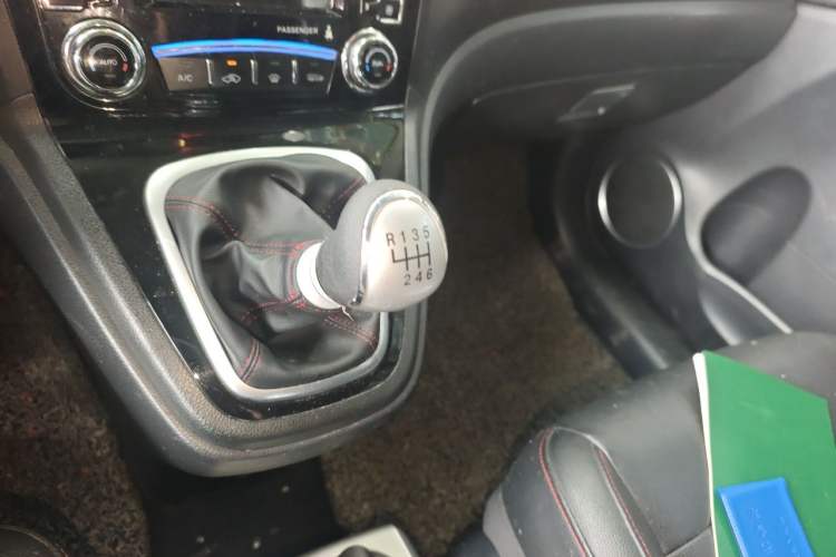 Used Haval H6 2015 Upgraded Model 1.5T Manual Two-Wheel Drive Elite Version Gear Lever