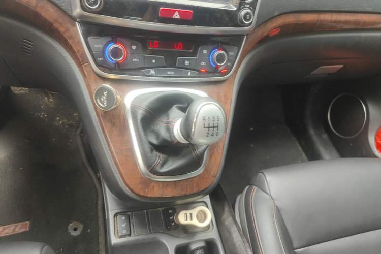 Used Haval H6 2015 Revised Version Sport Edition 1.5T Manual Transmission Two-Wheel Drive Elite Grade Gear Lever