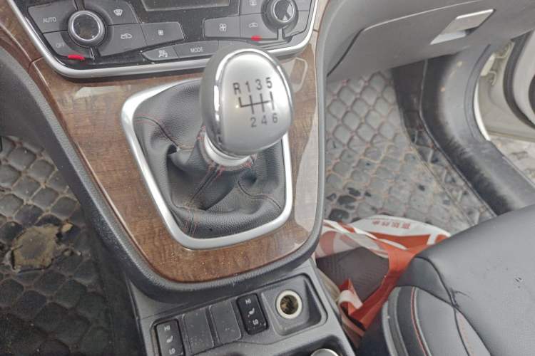 Used Haval H6 2015 Sport Edition 1.5T Manual Two-Wheel Drive Elite Model Gear Lever