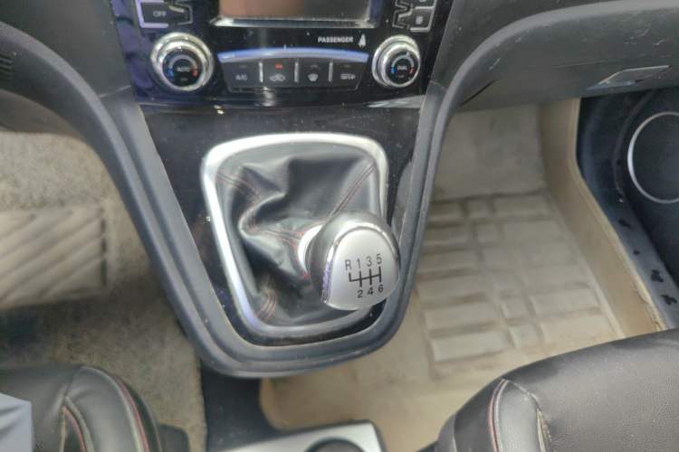Used Haval H6 2015 Upgraded Model 1.5T Manual Two-Wheel Drive Elite Version Gear Lever