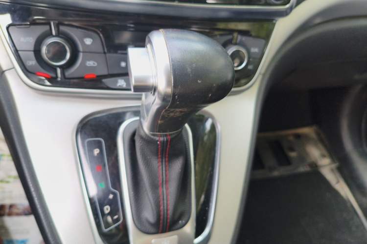 Used Haval H6 2015 Sport Edition 1.5T Automatic Two-Wheel Drive Luxury Model Gear Lever