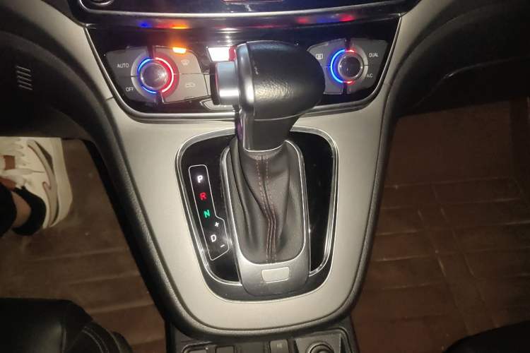 Used Haval H6 2015 Sport Edition 1.5T Automatic Two-Wheel Drive Luxury Model Gear Lever