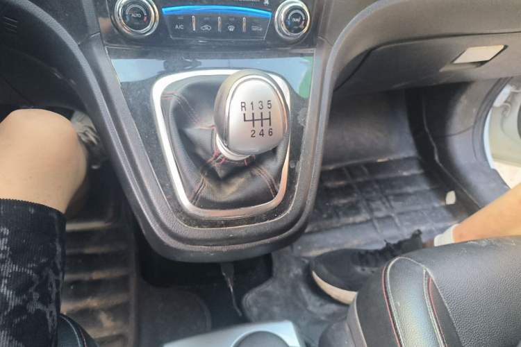 Used Haval H6 2015 Upgraded Model 1.5T Manual Two-Wheel Drive Elite Version Gear Lever