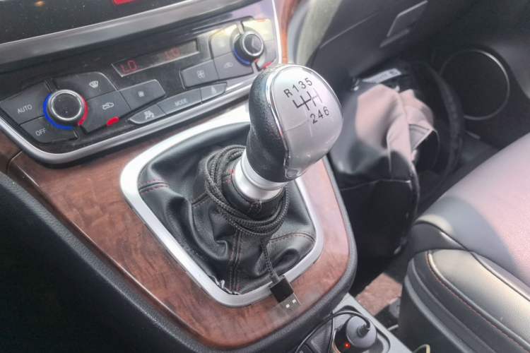 Used Haval H6 2015 Sport Edition 1.5T Manual Two-Wheel Drive Elite Model Gear Lever